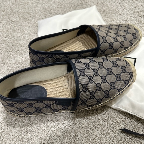 Gucci Beige and Navy Loafers for Men - Picture 1 of 1